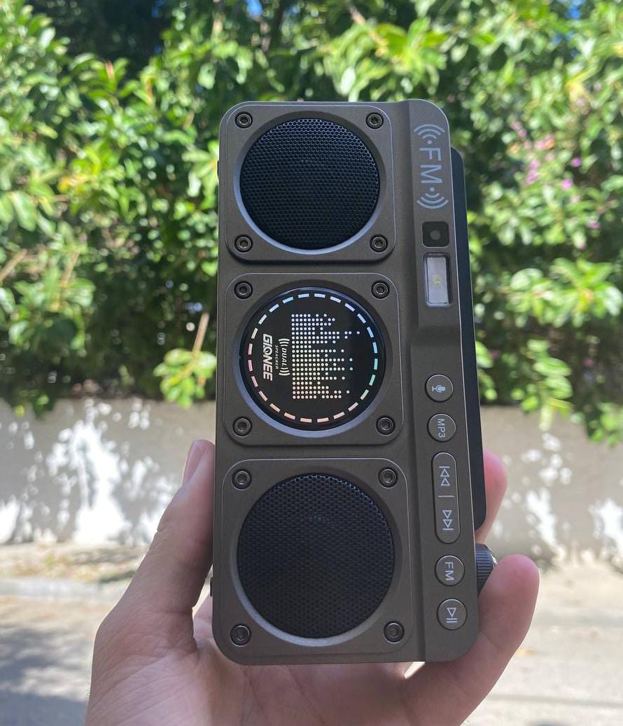 Gionee MATE. هاتف وراديو متعدد الاستخدامات من.